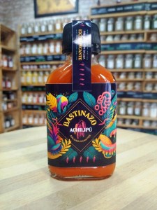 Botella en forma de petaca de salsa picante Achilipú Bastinazo de 100ml.