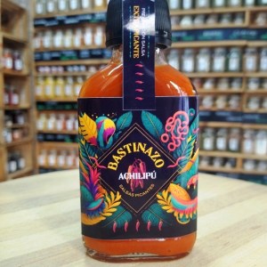 Botella en forma de petaca de salsa picante Achilipú Bastinazo de 100ml.
