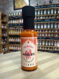 Botella de cristal de salsa picante Achilipú Harissa de 125ml.